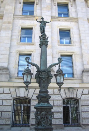 Stotzscher Kandelaber vor Reichstagsgeb&auml;ude Berlin